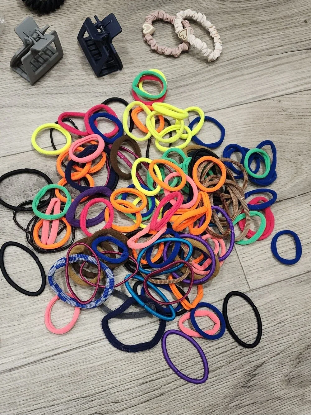 🌟 170 Assorted Hair Accessories Clips, Barretts, Scrunchies & Elastics